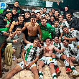 Villa Mitre festejó desde el vestuario 