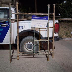 Detuvieron a 2 hombres que iban por la calle con andamios robados