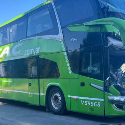 Murió el chofer de un micro al chocar con un acoplado en cercanias de Medanos