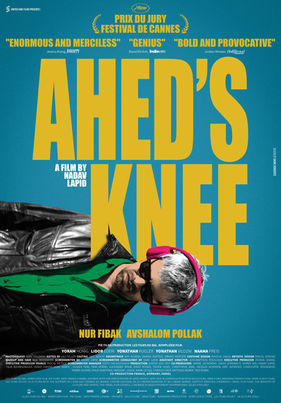 Ahed’s Knee film poster featuring Avshalom Pollak wearing pink headphones. Poster design by Shine Horovits. פוסטר לסרט הברך עם אבשלום פולק באוזניות ורודות. עיצוב הפוסטר מאת שיין הורוביץ.