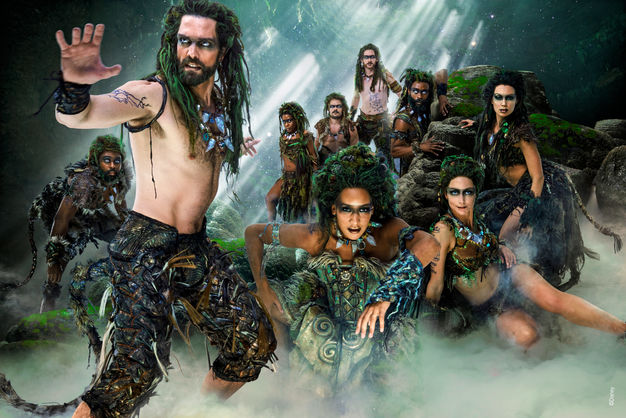 Disney's Frozen Broadway key art featuring Timothy Hughes as Pabbie and the troll ensemble in a misty, mossy forest. אמנות מפתח לקמפיין פרוזן בברודווי, מאת שיין הורוביץ.