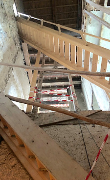 cage d'escalier du donjon, en attente de restauration, elle permet aux plus curieux d'accéder à la salle des plafonds peints