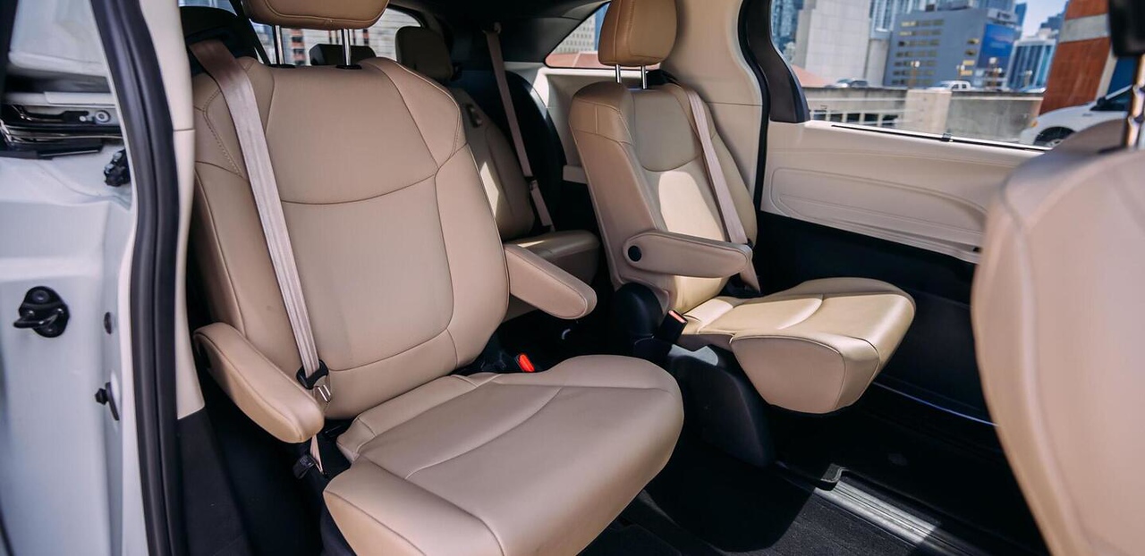 2021 Toyota Sienna, view 2