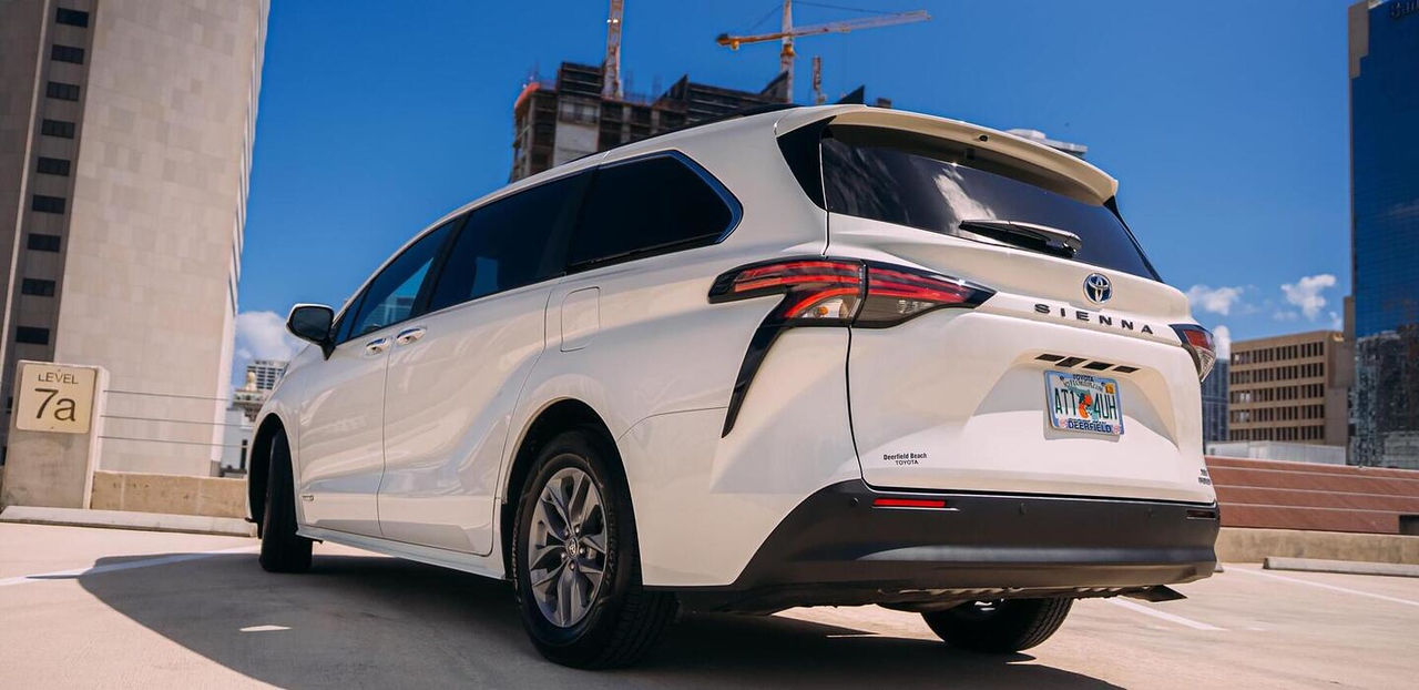 2021 Toyota Sienna, view 3