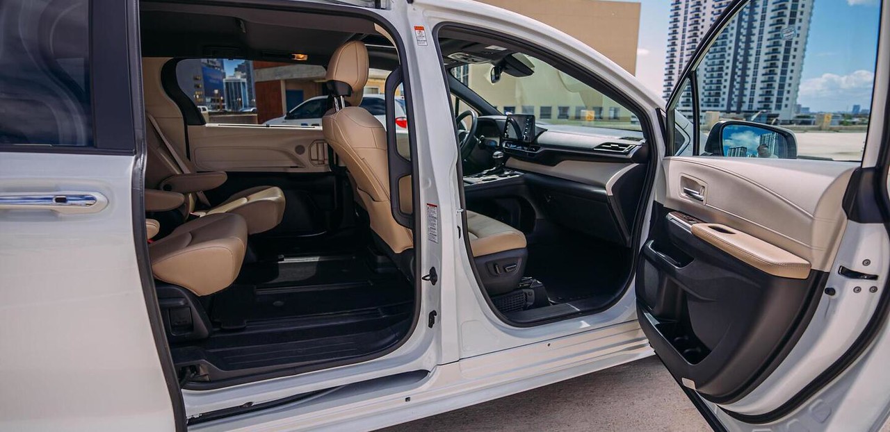 2021 Toyota Sienna, view 10