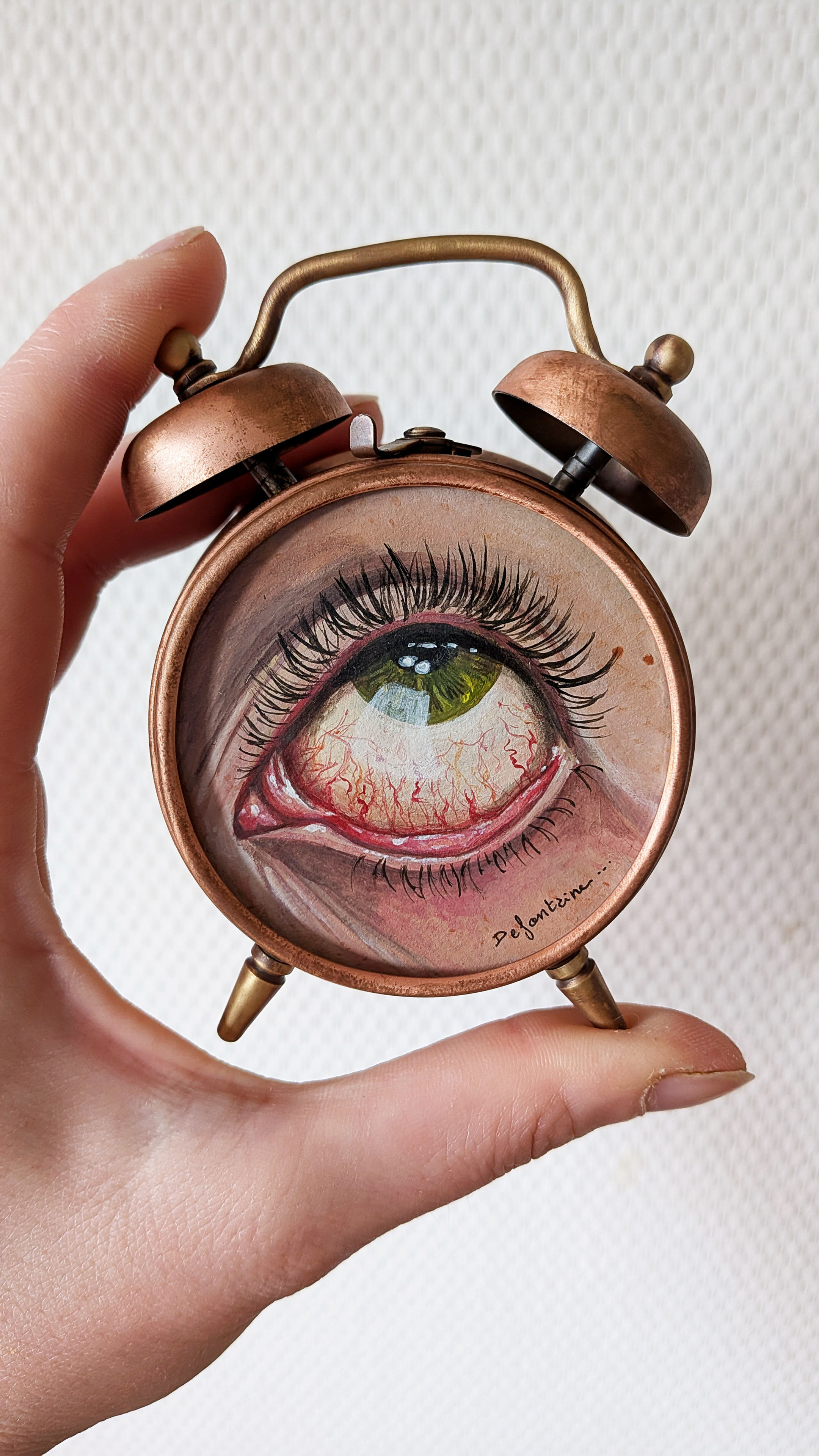 reveil vintage upcyclé avec peinture réaliste cabinet de curiosités