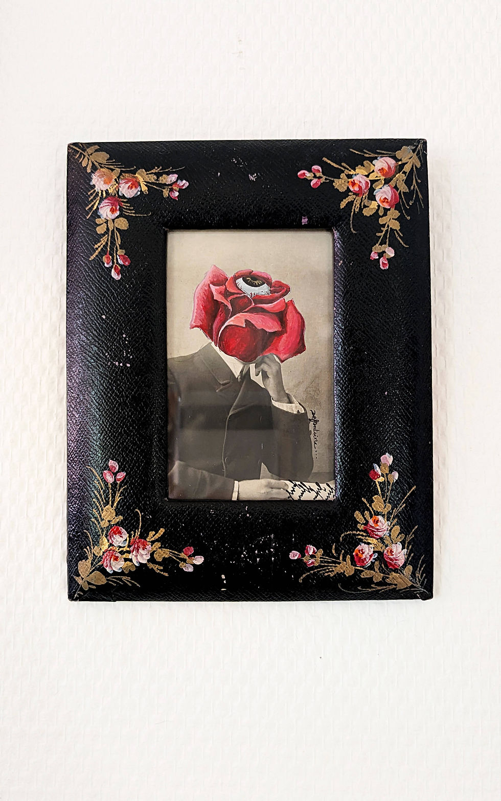 peinture d'une rose sur un ancien portrait dans cadre ancien