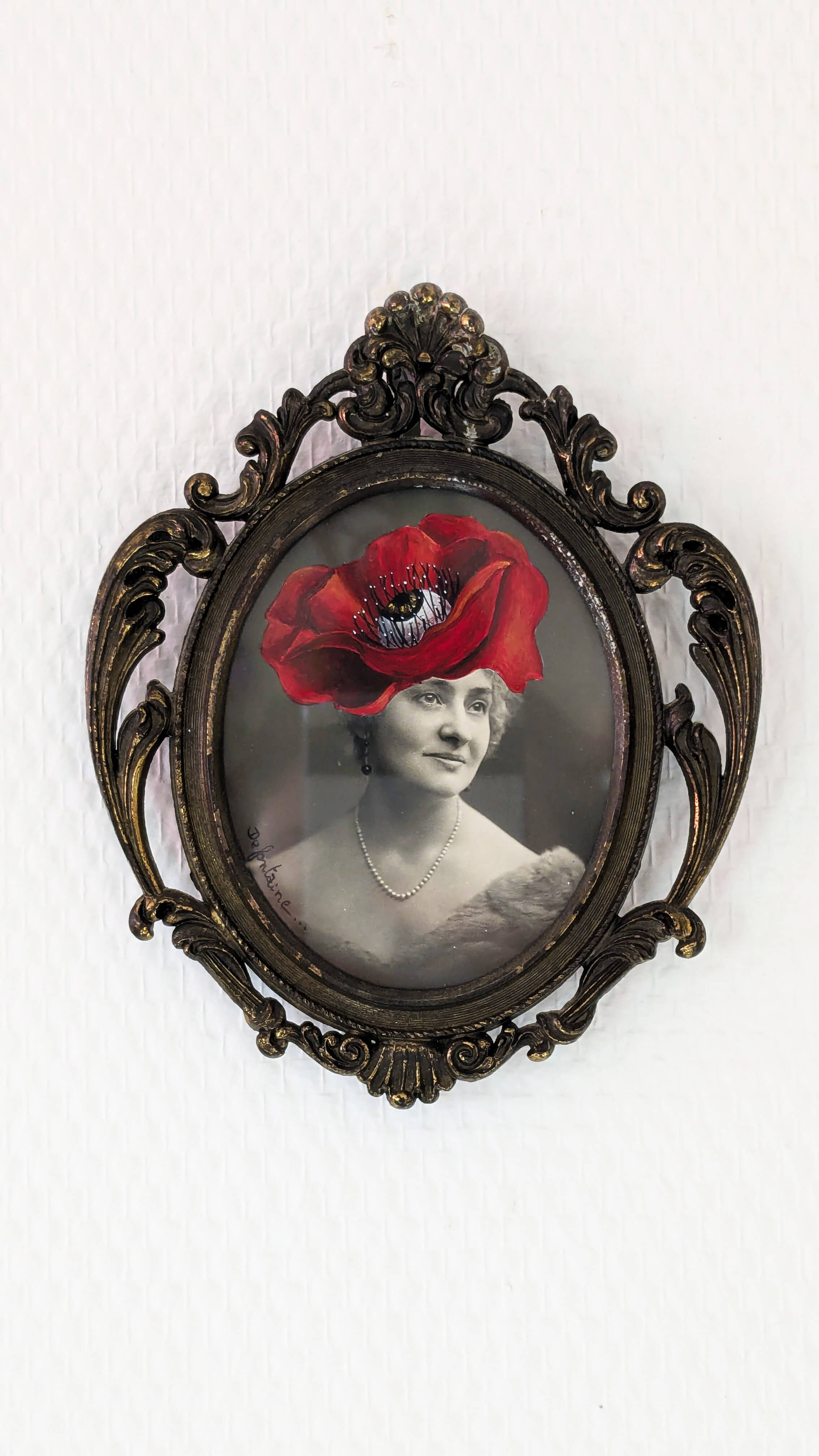 peinture sur ancien portrait dans cadre vintage en metal