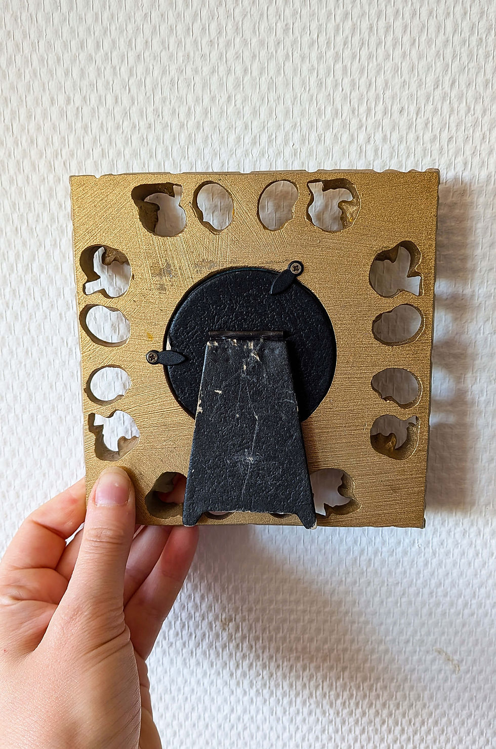 cadre ancien doré vu de dos