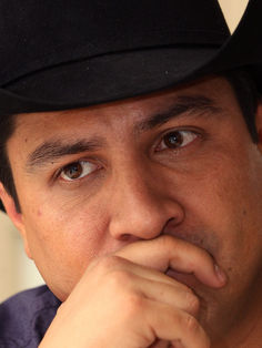 Julión Álvarez pospone concierto en Texas porque cancelaron su visa para entrar a EEUU