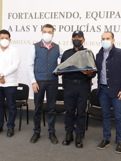 En Comitán, Rutilio Escandón entrega patrullas, uniformes y equipamiento a la Policía Municipal