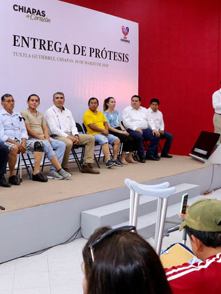 Entrega Rutilio Escandón prótesis a hombres y mujeres de 27 municipios de Chiapas