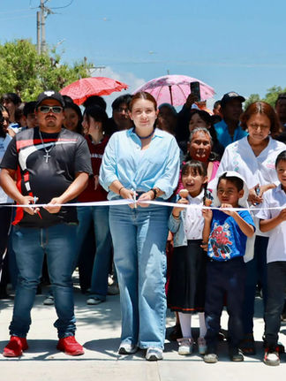 Valeria Rosales inaugura la pavimentación de la calle principal en el fraccionamiento La Sirena