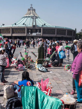 Miles asisten a Basílica a rendirle devoción a la Virgen de Guadalupe