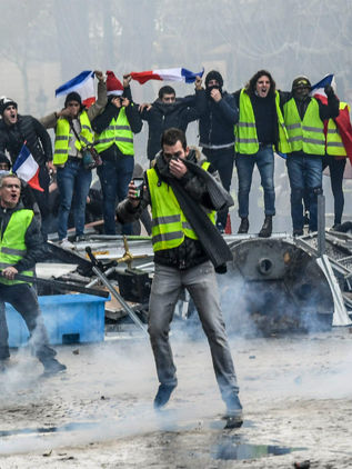 Chalecos amarillos piden a franceses retirar dinero de cuentas bancarias