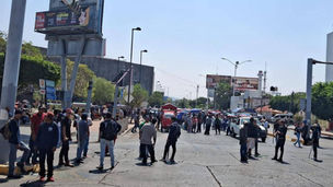Integrantes del Mocri-CNPA marchan con palos en mano por calles de Tuxtla