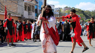 El clamor por la paz mundial retumba con fuerza en una Semana Santa marcada por los conflictos