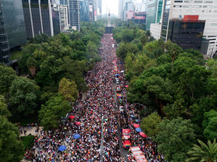 La XLVIII Marcha del Orgullo LGBT toma el Zócalo en medio de la euforia mundialista