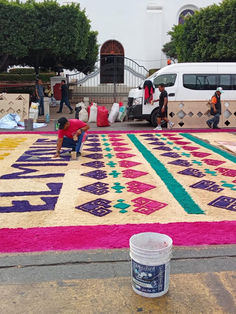 La alfombra de aserrin llena de colores La Fiesta de Todos “El Mequé”