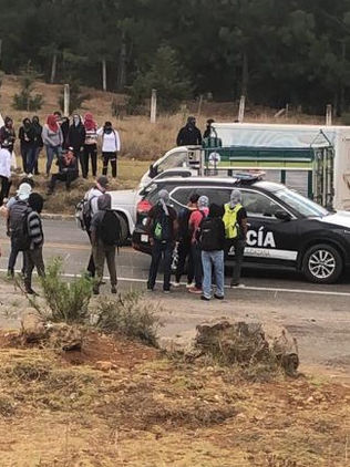 Bloquean normalistas por falta de aulas