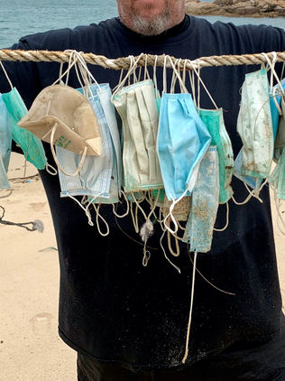 Tras brote de coronavirus, cubrebocas "inundan" playas de Hong Kong