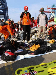 Encuentran caja negra de avión indonesio accidentado
