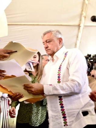 Con reclamos y protestas reciben al presidente AMLO en Tabasco