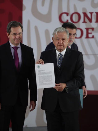 López Obrador firma iniciativa para cancelar la reforma educativa