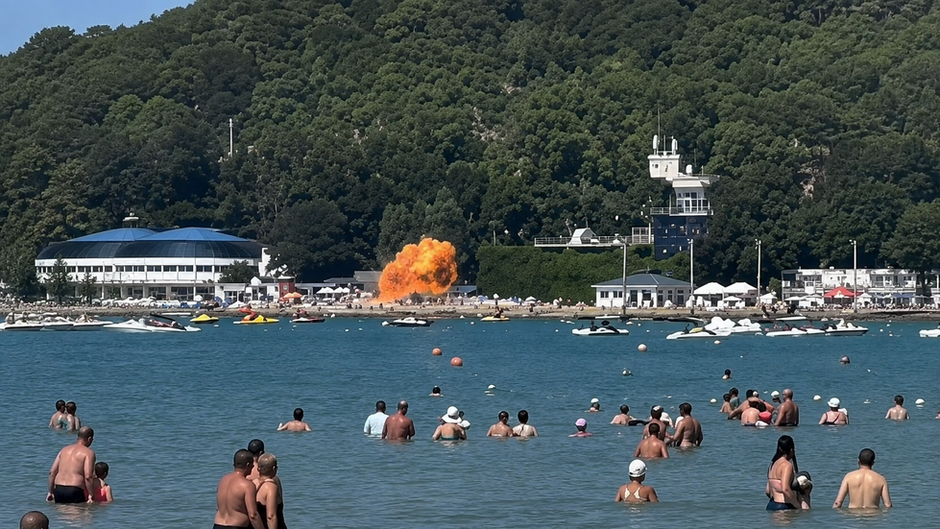 La explosión de un artefacto aéreo en la costa rusa provoca una emergencia con medio centenar de afectados