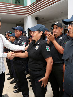 Encabeza Rutilio Escandón entrega de equipamiento a policías de Tuxtla Gutiérrez