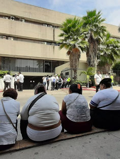 Protestan meseros por falta de recursos