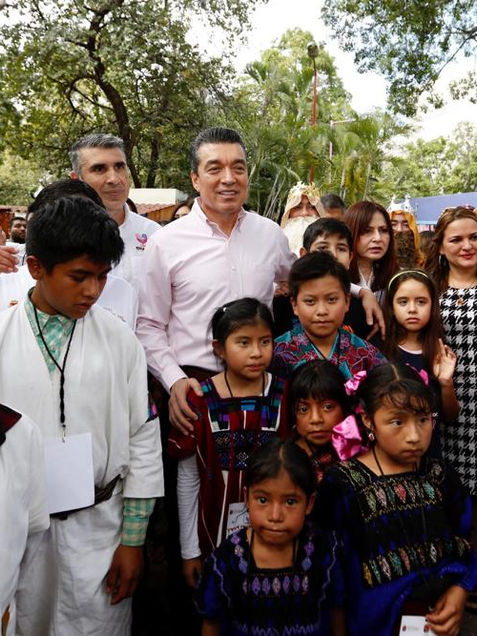Junto a cientos de familias, festeja Rutilio Escandón el Día de Reyes