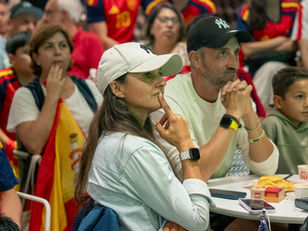 ¡La locura del Mundial se vive en Nueva York! El Mercado Little Spain vibra con la clasificación de La Roja