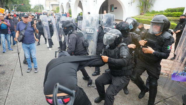 Investigan a 17 policías estatales por abusos y uso excesivo de la fuerza durante protesta en Jalisco