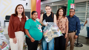 Valeria Rosales y Margarita Sarmiento entregan canastas alimentarias en Villaflores