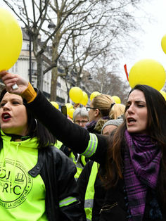 Mujeres 'Chalecos amarillos' protestan en Francia