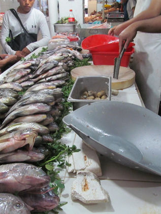 Aumentan precios de pescados y mariscos por temporada