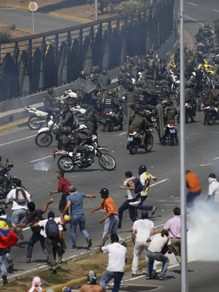 Tensa jornada de enfrentamientos, entre militares y opositores en Venezuela