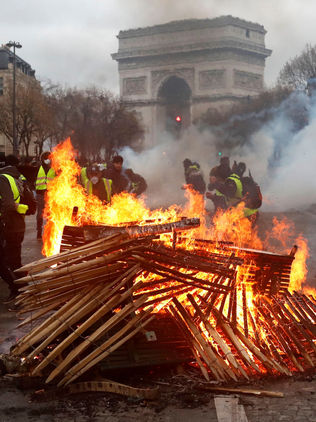 Violentas protestas en París dejan más de 300 detenidos