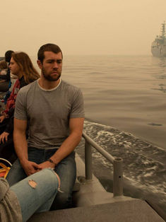 Rescatan por mar miles de personas atrapadas por incendios en Australia