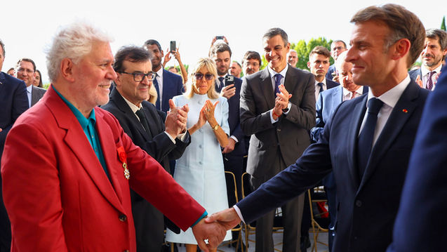Emmanuel Macron entrega la Legión de Honor a Pedro Almodóvar y Javier Cercas en Madrid
