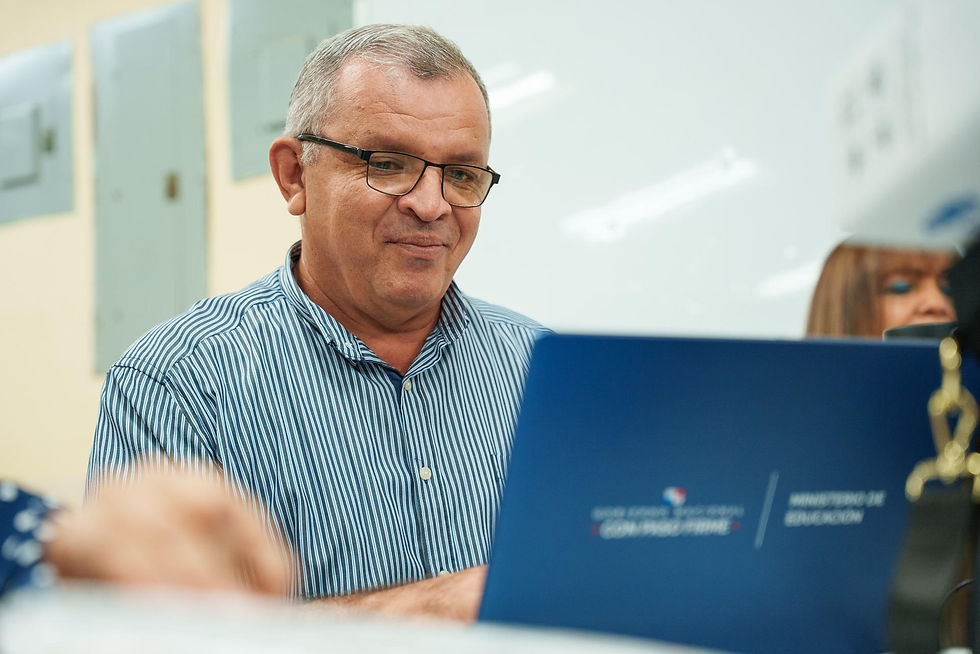 Maestros de secundaria en Panamá reciben capacitación especializada para integrar la IA en sus métodos de enseñanza