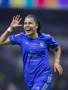 Las Felinas se adelantan en la final en partido que rompe récord de asistencia