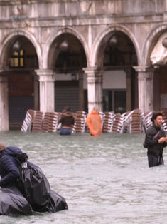 Dejan inundaciones decenas de muertos en Italia