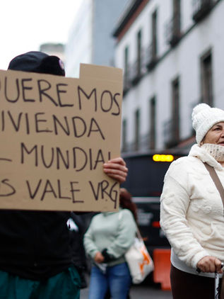 Grupos de vivienda rompen vidrios y frenan actividades en el Congreso capitalino