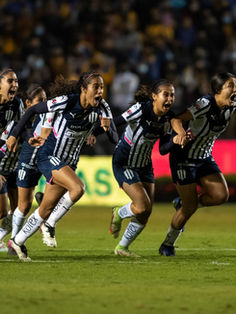 Las Rayadas del Monterrey golean al Cruz Azul y toman el liderato