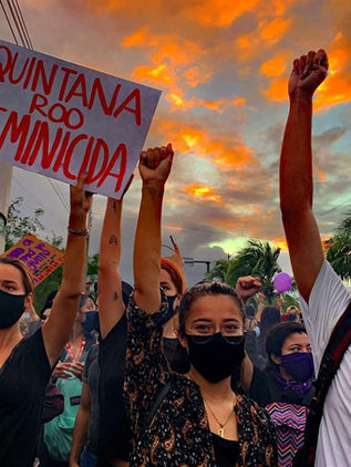Policía en Cancún reprime con disparos protesta feminista