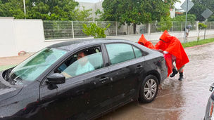 Autos varados, viviendas inundadas y árboles caídos por fuerte tormenta matutina en Tuxtla