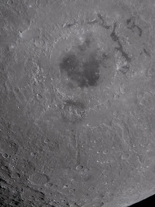 Astronautas de Orión revelan secretos del origen de los cráteres en la Luna.