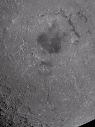 Astronautas de Orión revelan secretos del origen de los cráteres en la Luna.